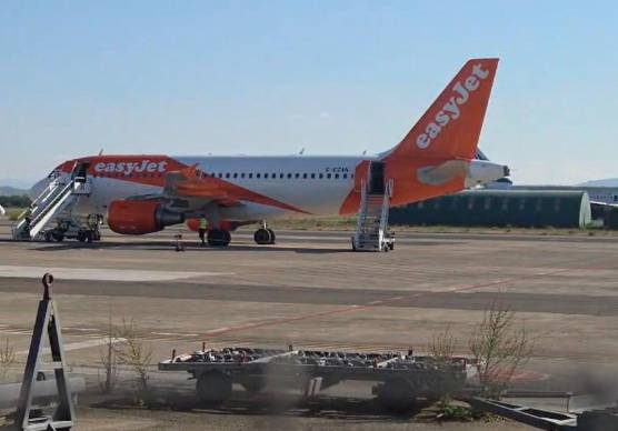 Rimini, guasto al motore dopo il decollo: paura sul volo per Londra, atterraggio d’emergenza al Fellini. VIDEO