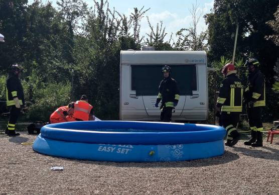 Rimini, uomo di 60 anni muore folgorato mentre cerca di liberare un cane