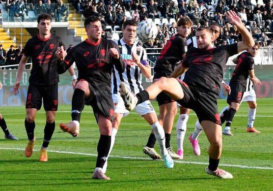 Elia Petrelli e Carlo De Risio in un ripiegamento difensivo nella partita persa lunedì ad Ascoli