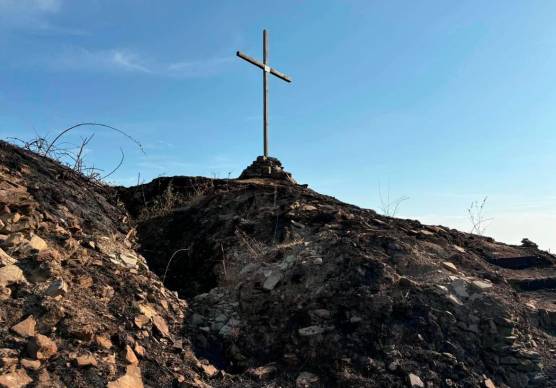 Il sindaco ha postato sui social le foto della devastazione dopo l’incendio