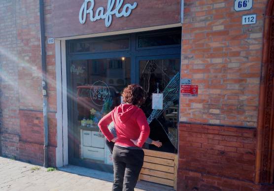 Ravenna, nuova spaccata a Raflò delle sorelle Liverani: “Città che non permette più di fare impresa”