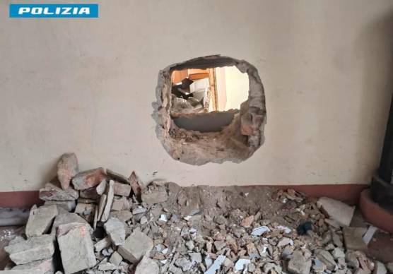 Forlì, presa la “banda del buco”: rubarono gioielli per 60mila euro, due ladri in carcere