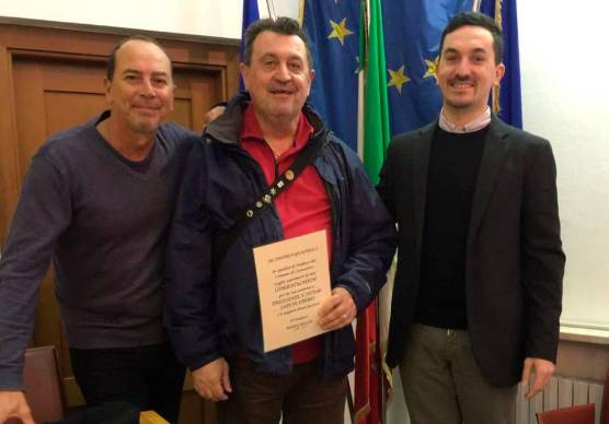 Andrea Quadrelli (al centro) con il sindaco Matteo Gozzoli