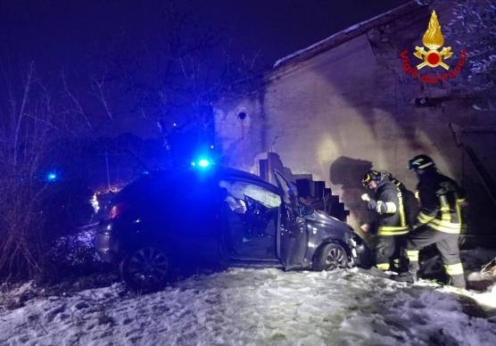 Savignano, incidente: esce di strada e si schianta contro una casa