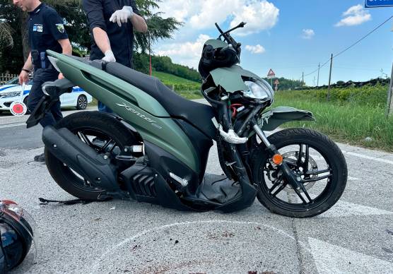 Cesena, incidente: scontro tra auto e scooter, sospetta frattura del femore per un 22enne