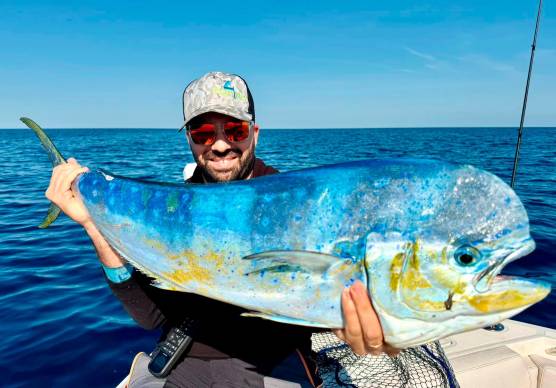 Andrea Comani, pescatore sportivo, con il grosso esemplare di lampuga catturato