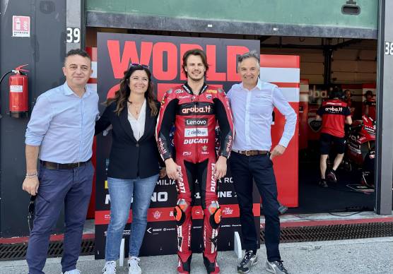 Il sindaco Fabrizio Piccioni, l’assessora regionale Roberta Frisoni, Nicolò Bulega e il direttore del circuito Andrea Albani