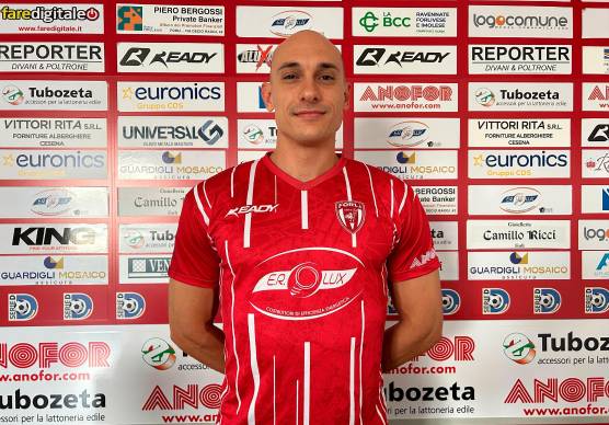Stefano Pellizzari posa in sede con la maglia del Forlì (foto FORLI’ CALCIO)