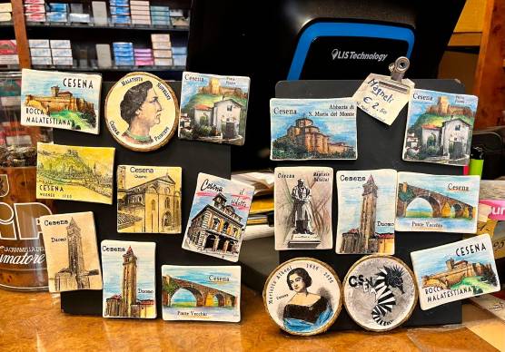L’idea del tabaccaio: “Ho creato le calamite per promuovere le bellezze di Cesena ai turisti e non solo”