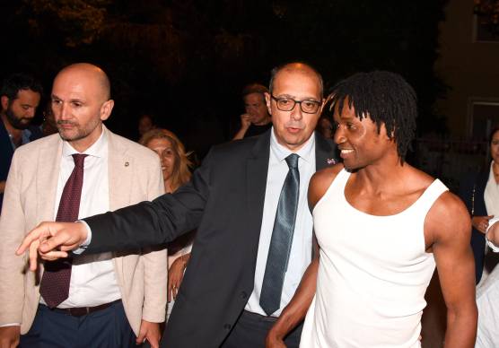 Da sinistra, gli avvocati Andrea Guidi e Riario Fabbri all’uscita del carcere con Louis Dassilva (Migliorini)