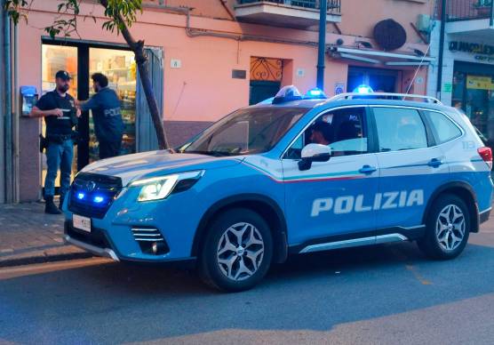 Rimini, ritrovo di sbandati e residenti esasperati: mininimarket chiuso per 5 giorni