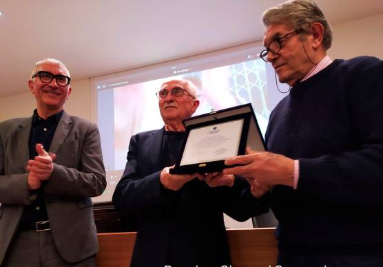 Nella foto il conferimento della targa a Giovanni Saragoni da parte del presidente Giancarlo Andrini e del responsabile Roberto Fantini.