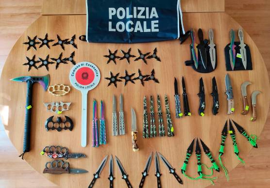 Cesenatico, nel suo negozio vende “stelle ninja” affilate e armi improprie: denunciato dalla Polizia Locale