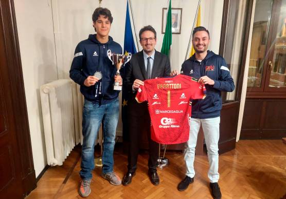 Lo schiacciatore Manuel Zlatanov e il vice allenatore Saverio Di Lascio con il sindaco di Ravenna, Alessandro Barattoni
