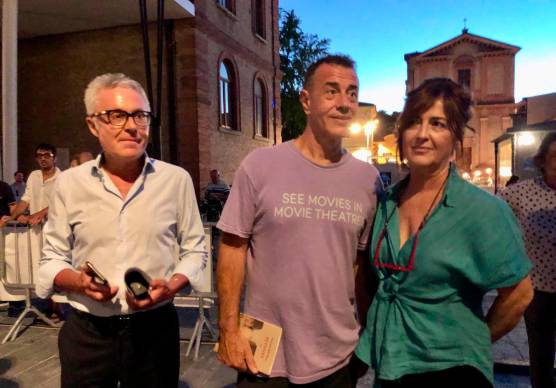 Matteo Garrone (al centro) con Loretta Amadori e Alberto Masacci di fondazione Lam
