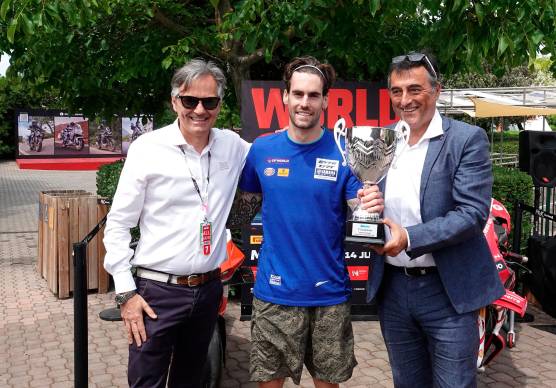 Tre immagini del pre-event ad Aquafan: a sinistra la premiazione del vincitore Stefano Manzi, a destra Nicolò Bulega dà il via a un duello sul Kamikaze, in basso i partecipanti con Andrea Albani