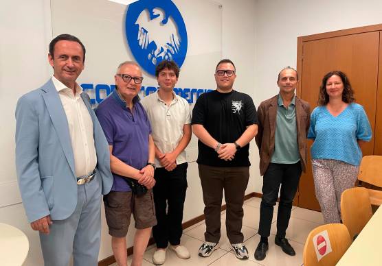 I neoimprenditori Nathan Casadei e Filippo Passerini con il presidente Fipe cesenate Angelo Malossi, il direttore Confcommercio Giorgio Piastra, il vicedirettore Alberto Pesci e la responsabile di categoria Sara Montalti