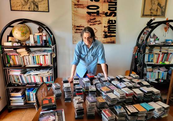 Michele Minisci con le musicassette