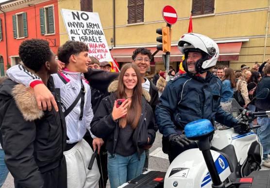 La lezione di Cesena: un corteo pacifico di studenti armati di cori e cartelloni VIDEO GALLERY
