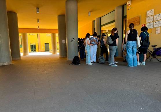 Furto in classe al liceo di Cesena, mentre i ragazzi sono a lezione fuori dall’aula, qualcuno svuota tutti i portafogli