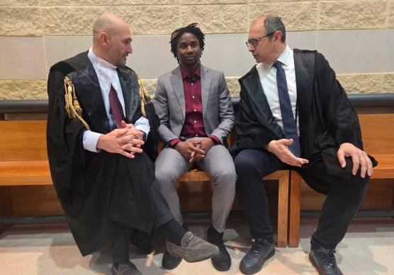 Louis Dassilva con i suoi difensori