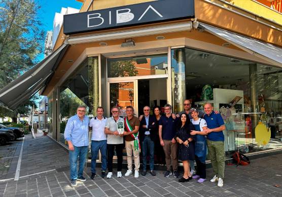 Misano: “il negozio è la nostra vita e la nostra seconda casa”. Antonio e Anna Maria premiati per i 50 anni di Biba Abbigliamento
