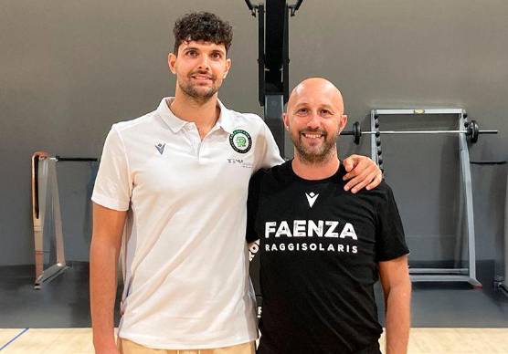 L’ala Fabio Stefanini con il coach Lorenzo Pansa