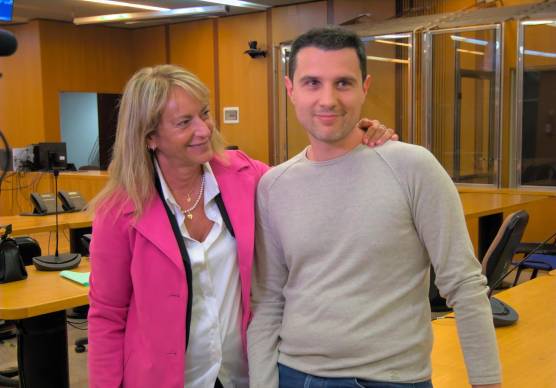 Stefano Molducci con la sua avvocata Claudia Battaglia dopo l’assoluzione in primo grado a Ravenna