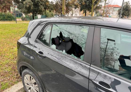 Vetro di un’auto spaccato da un ladro