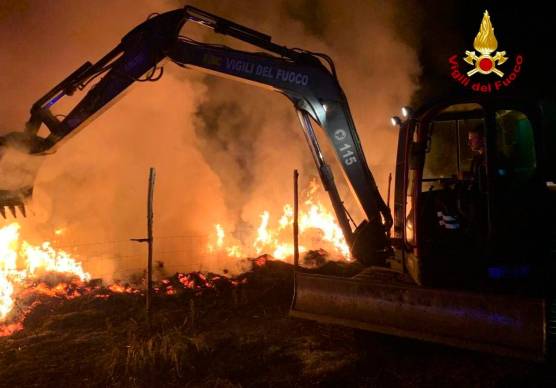 Forlì, incendio di rotoballe e rifiuti spento dai Vigili del fuoco impegnati con 4 squadre