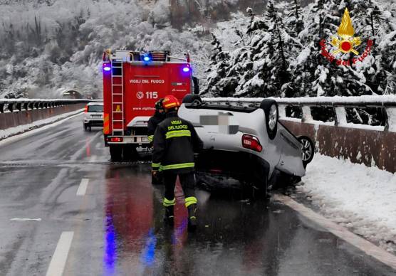 L’auto ribaltata in E45 nei pressi di Sarsina