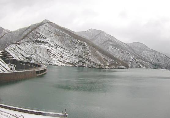 La diga di Ridracoli è piena dopo la neve di fine marzo