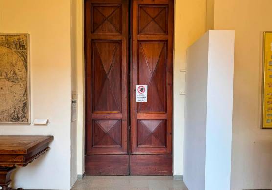 L’avviso di divieto di entrata nella Sala Lignea della Malatestiana