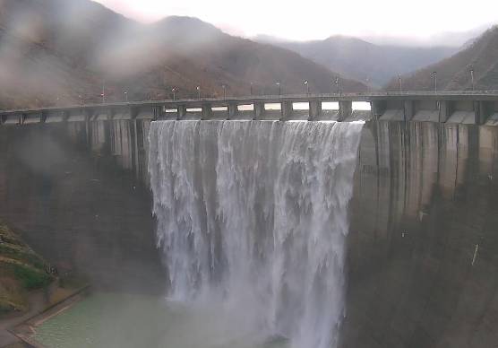 Continua la tracimazione alla diga di Ridracoli