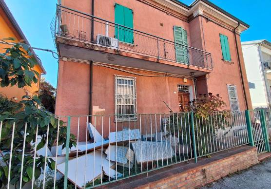 L’ingresso dello studio Setam con scrivanie e mobili accatastati all’esterno