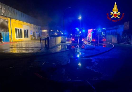 Il luogo dell’incendio con l’intervento dei vigili del fuoco