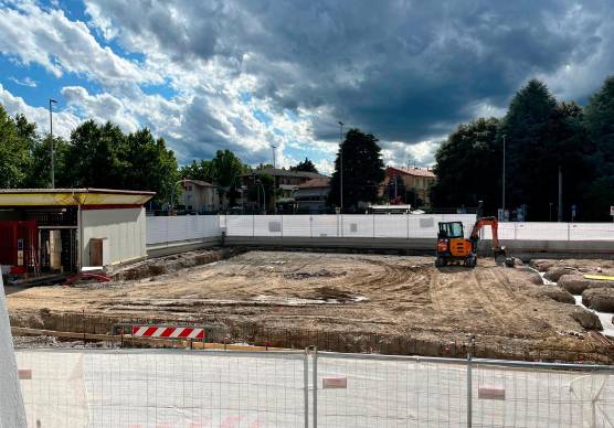 A sinistra la platea su cui verrà costruita la nuova hospitality del Cesena Fc, a destra il geometra Christian Belletti mostra il disegno