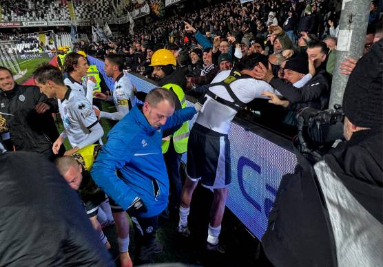 Andrea Ciofi festeggia il gol del 3-2 di Gianluca Frabotta con Matteo Francesconi e Riccardo Ciervo (Zanotti)
