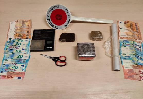 Rimini, perquisito davanti ai genitori, consegna 6 etti di hashish alla Polizia: 17enne denunciato per spaccio