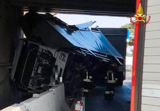 Forlì, l’autoarticolato si incastra sotto il cavalcavia della A14: ferito il camionista