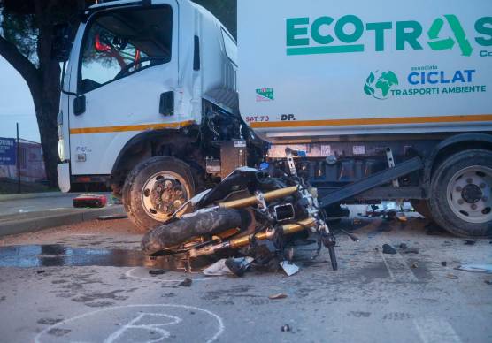 L’immagine dei mezzi coinvolti durante i rilievi della Polizia locale foto massimo fiorentini