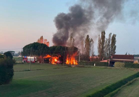 Gatteo, a fuoco un capannone agricolo a ridosso del casello Valle Rubicone della A14 - VIDEO