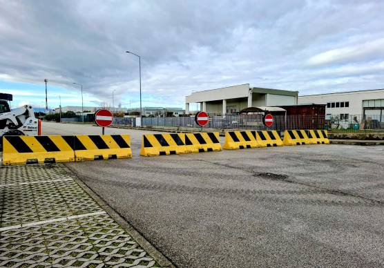 Riccione mette il freno alle gare clandestine in moto: new jersey sul rettilineo della zona artigianale