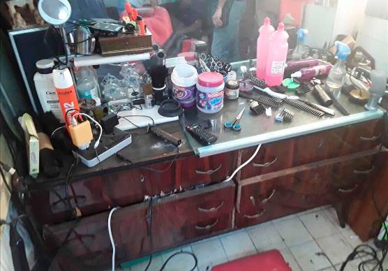 Forlì, il parrucchiere abusivo lavorava in barba alle leggi: maxi-multa e materiale sequestrato