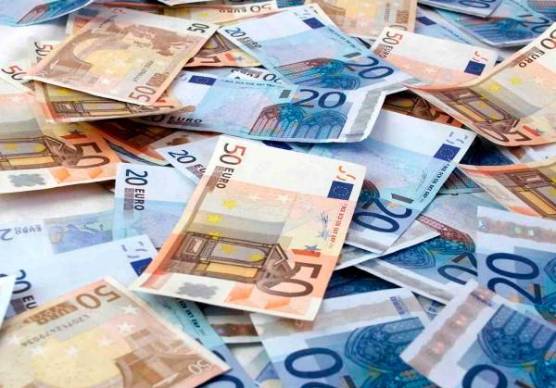 Cesena, trova per terra 950 euro e li consegna alla Polizia locale: restituiti al proprietario, rintracciato grazie a telecamere