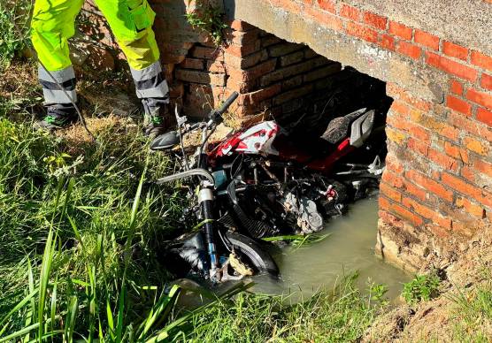 La moto finita dentro il fosso