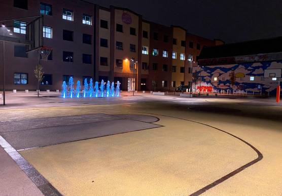 Il campo con le fontane in funzione e illuminate