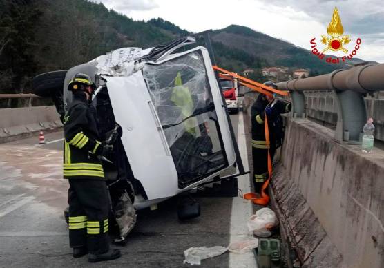 Sarsina, incidente in E45: si ribalta col furgone, intervengono i Vigili del Fuoco