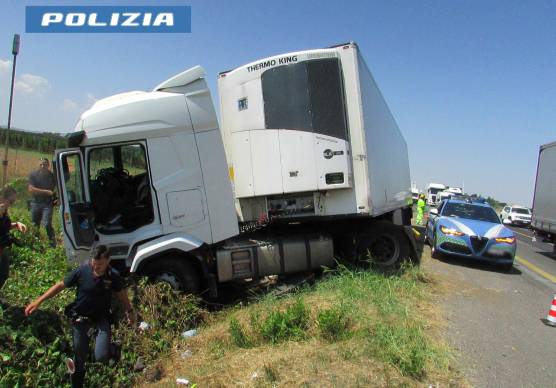 Imola, camionista colto da malore sbanda in A14: salvato dal massaggio cardiaco della Polstrada di Ravenna