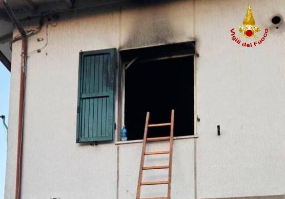 Forlì, incendio in appartamento, gravi ustioni per un invalido: le fiamme forse originate da un condizionatore